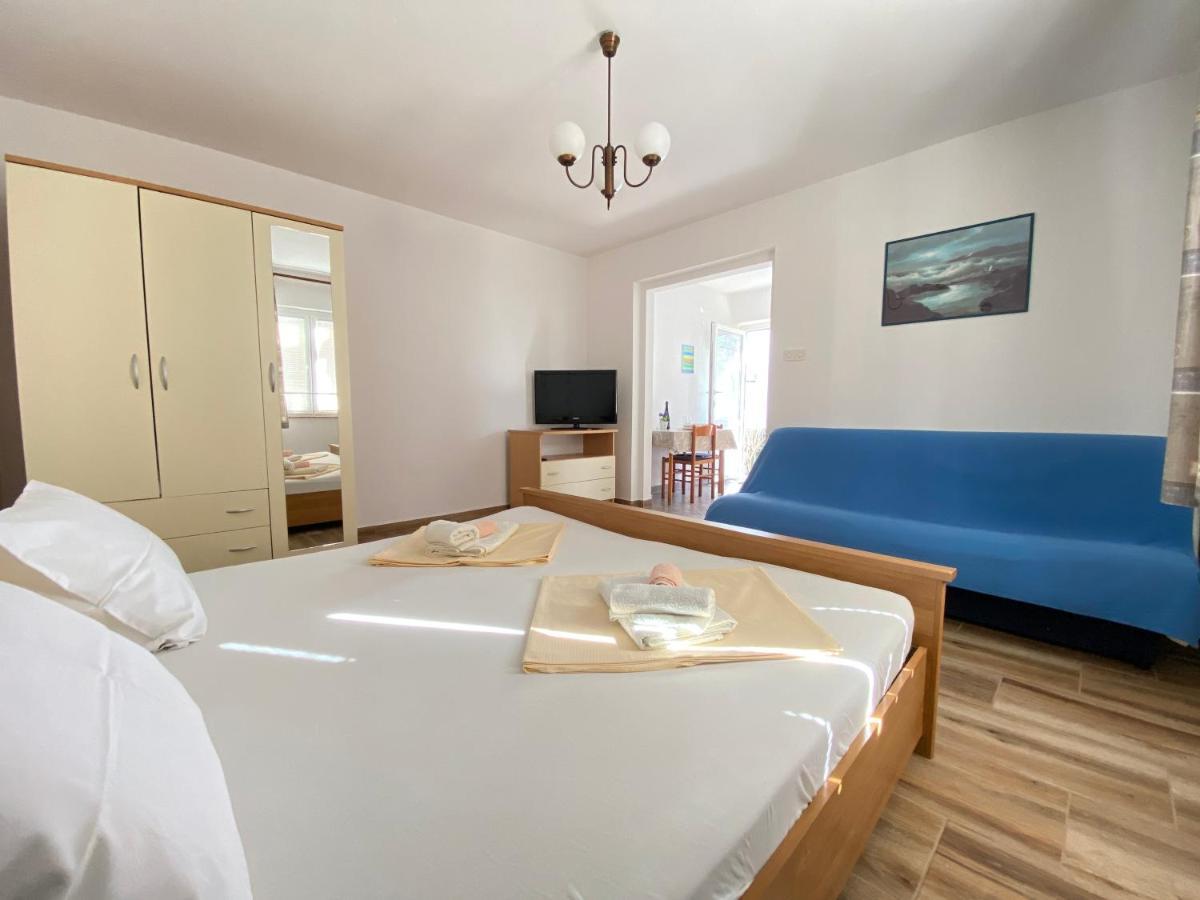 Guest House Dijana Krk Town Exterior photo